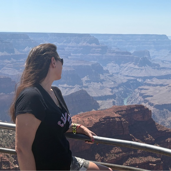 Meet your Posher, Manya Py - Picture 2 of 2